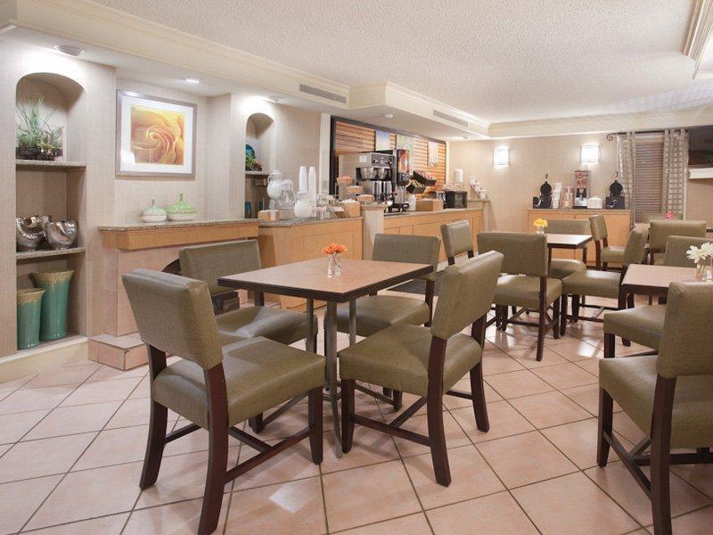 La Quinta Inn By Wyndham Denver Central Ресторан фото
