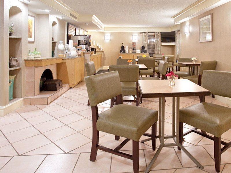 La Quinta Inn By Wyndham Denver Central Ресторан фото
