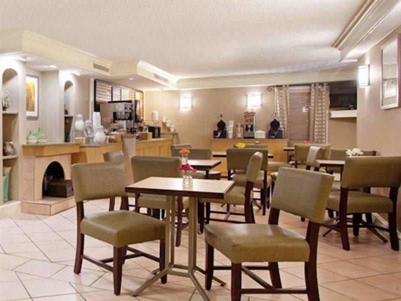 La Quinta Inn By Wyndham Denver Central Ресторан фото